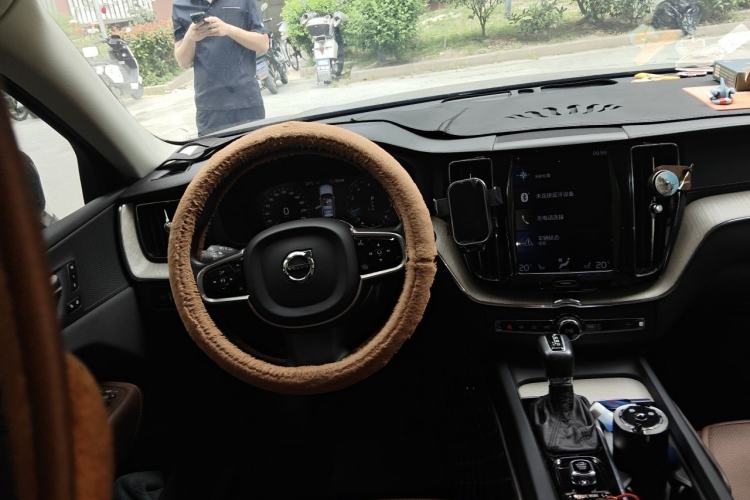 Used Volvo XC60 2020 T5 4x4 Smart Luxury Edition Steering Wheel