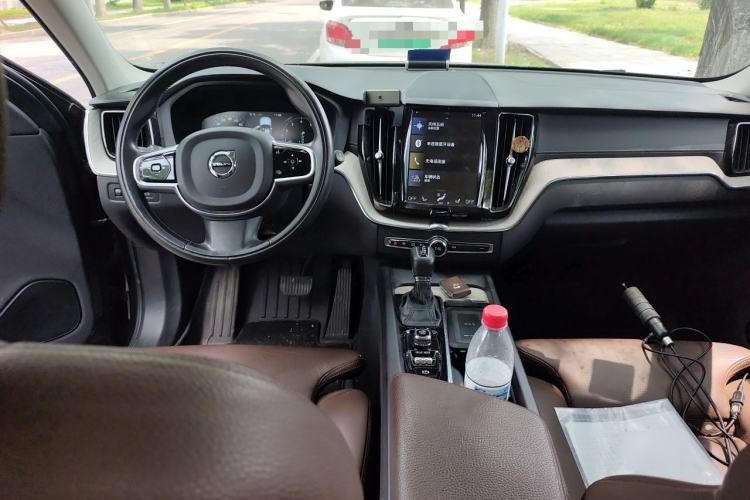 Used Volvo XC60 2020 T5 4x4 Smart Luxury Edition Center Console