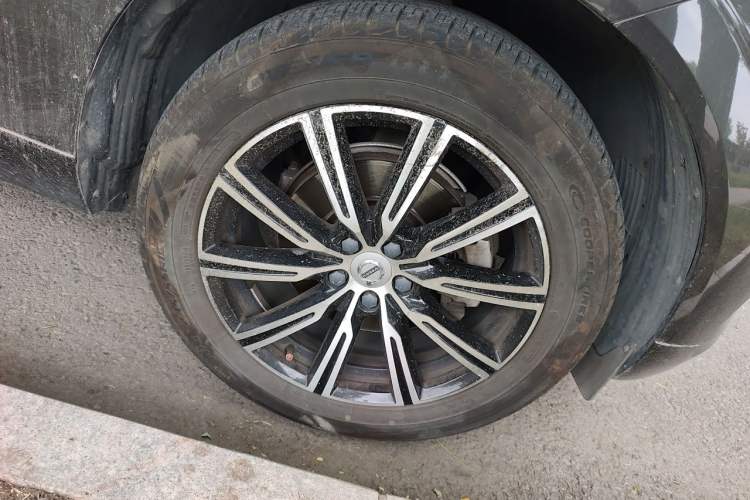 Used Volvo XC60 2020 T5 4x4 Smart Luxury Edition Right Front Wheel Hub