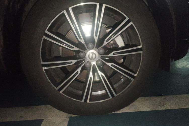 Used Volvo XC60 2020 T5 4x4 Smart Luxury Edition Right Front Wheel Hub