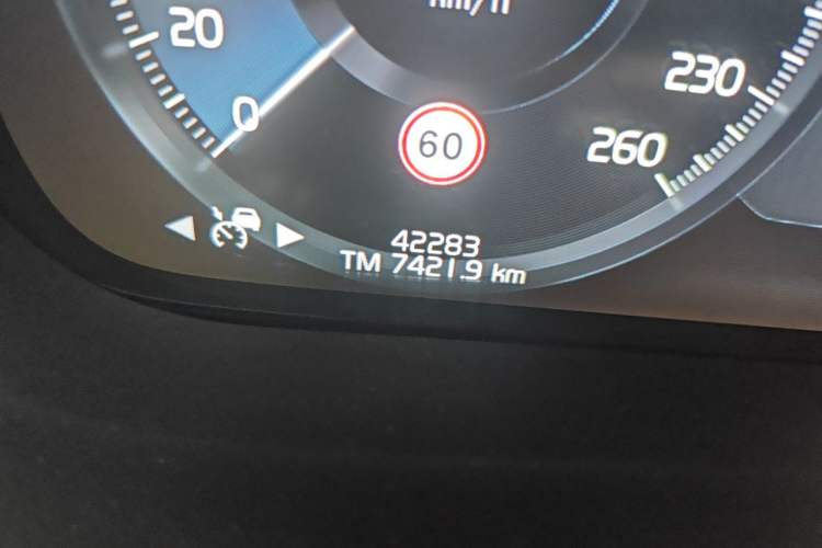Used Volvo XC60 2020 T5 4x4 Smart Luxury Edition Odometer Close Up
