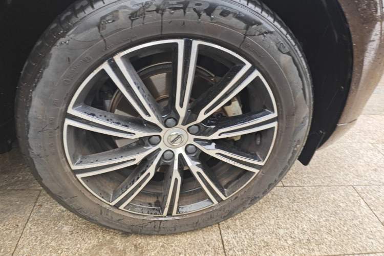 Used Volvo XC60 2020 T5 4x4 Smart Luxury Edition Right Front Wheel Hub