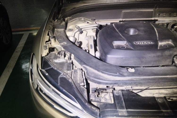 Used Volvo XC60 2020 T5 4x4 Smart Luxury Edition Engine Bay Right
