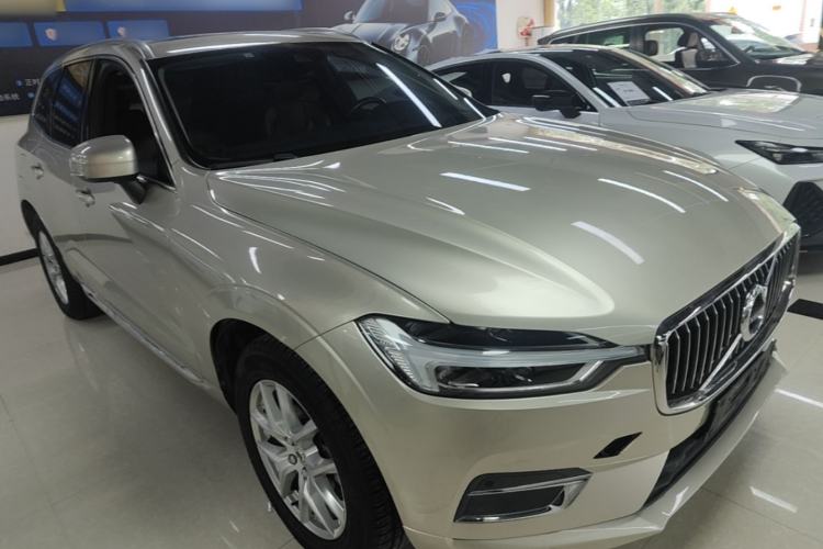 Used Volvo XC60 2020 T5 4x4 Zhiyi Luxury Edition Front Right 45 Deg