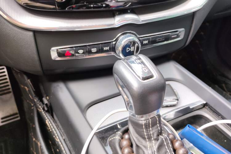 Used Volvo XC60 2020 T5 4x4 Smart & Dynamic Sport Edition Gear Lever