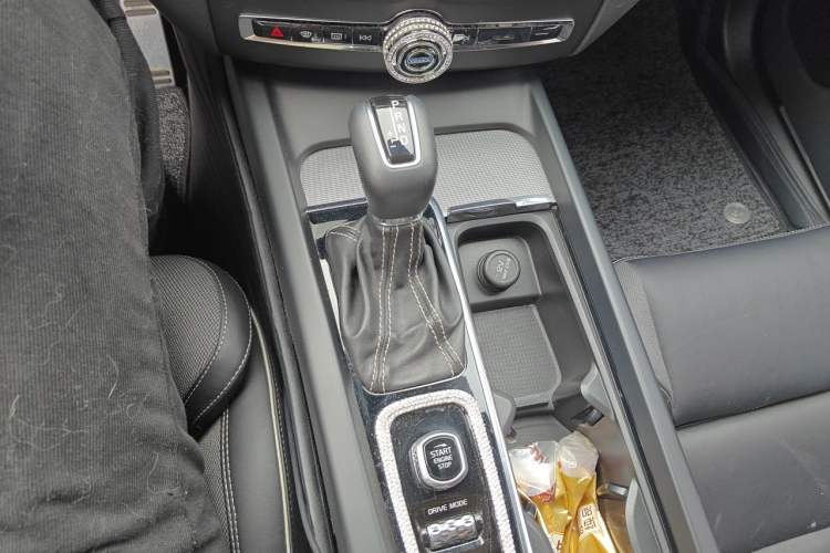 Used Volvo XC60 2020 T5 4x4 Smart & Dynamic Sport Edition Gear Lever