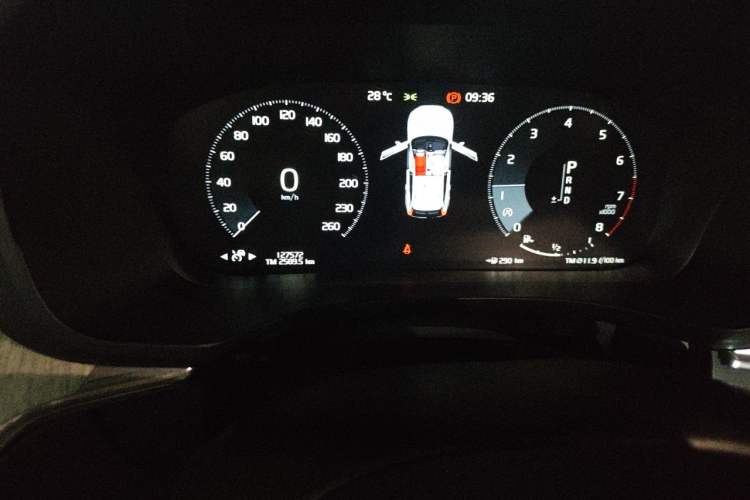 Used Volvo XC60 2020 T5 4x4 Smart Luxury Edition Odometer Close Up