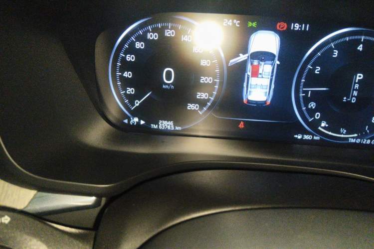 Used Volvo XC60 2020 T5 4x4 Smart Luxury Edition Odometer Close Up