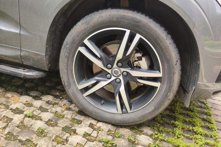 Used Volvo XC60 2020 T5 4x4 Smart & Dynamic Sport Edition Right Front Wheel Hub