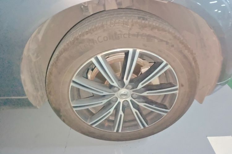 Used Volvo XC60 2020 T5 4x4 Zhiya Luxury Edition Right Front Wheel Hub