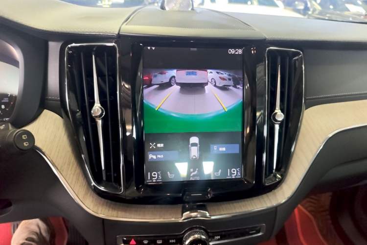 Used Volvo XC60 2020 T5 4x4 Smart Luxury Edition Audio And AC Panel