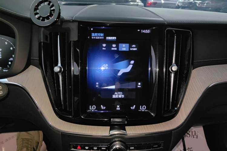 Used Volvo XC60 2020 T5 4x4 Smart Luxury Edition Audio And AC Panel