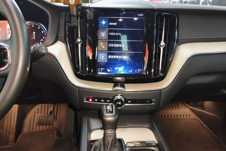 Used Volvo XC60 2020 T5 4x4 Smart Luxury Edition Audio And AC Panel