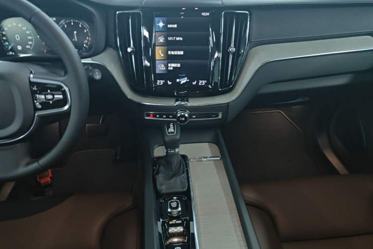 Used Volvo XC60 2020 T5 4x4 Smart Luxury Edition Audio And AC Panel