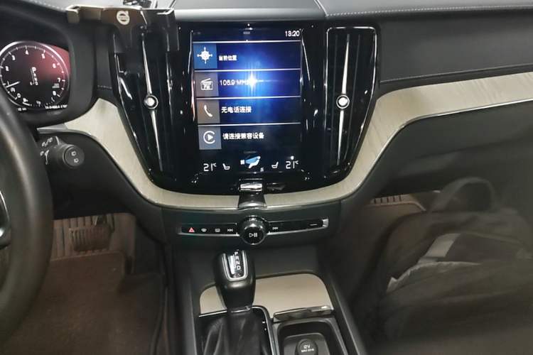 Used Volvo XC60 2020 T5 4x4 Smart Luxury Edition Audio And AC Panel