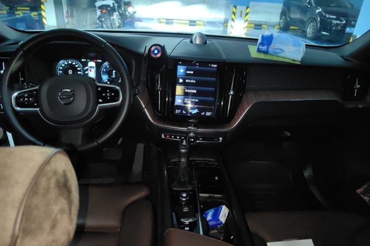 Used Volvo XC60 2020 T5 4x4 Smart Luxury Edition Center Console
