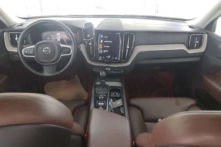 Used Volvo XC60 2020 T5 4x4 Smart Luxury Edition Center Console