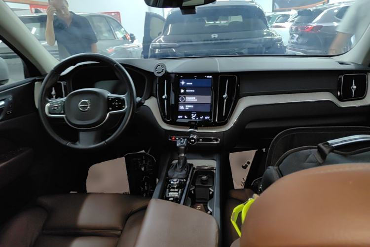 Used Volvo XC60 2020 T5 4x4 Smart Luxury Edition Center Console