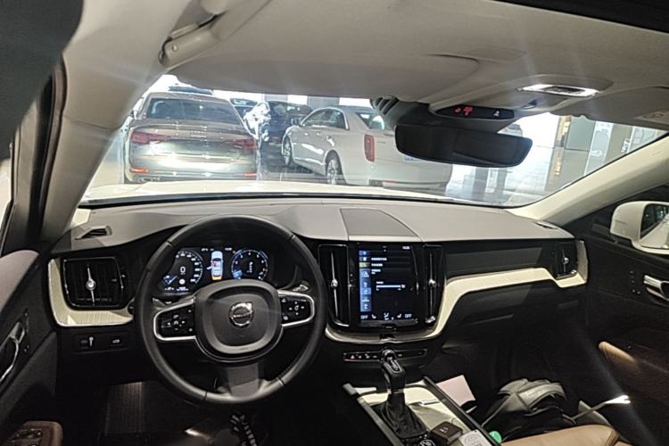 Used Volvo XC60 2020 T5 4x4 Smart Luxury Edition Center Console
