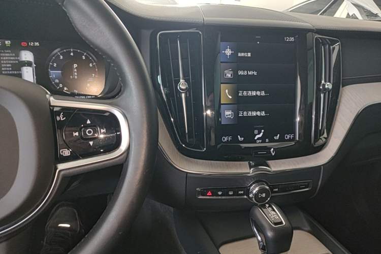 Used Volvo XC60 2020 T5 4x4 Smart Luxury Edition Center Console