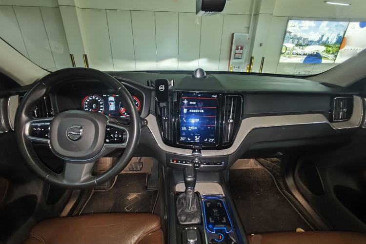 Used Volvo XC60 2020 T5 4x4 Smart Luxury Edition Center Console