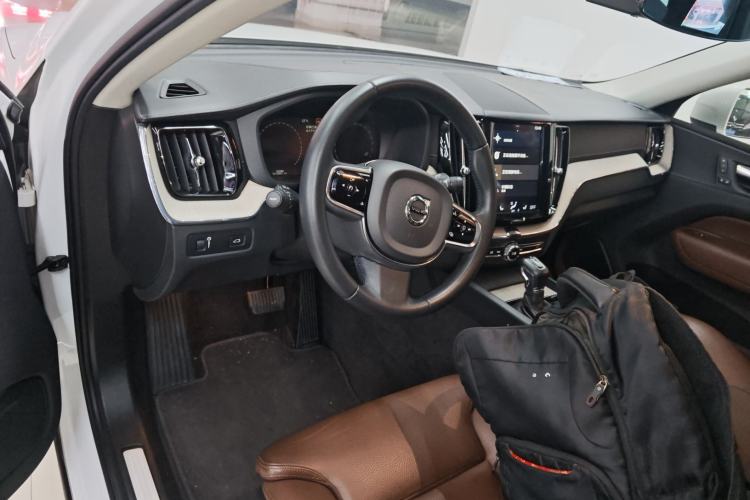 Used Volvo XC60 2020 T5 4x4 Smart Luxury Edition Center Console