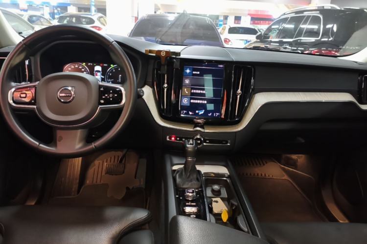 Used Volvo XC60 2020 T5 4x4 Smart Luxury Edition Center Console