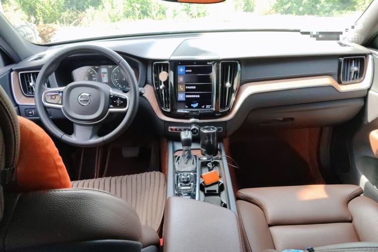 Used Volvo XC60 2020 T5 4x4 Smart Luxury Edition Center Console