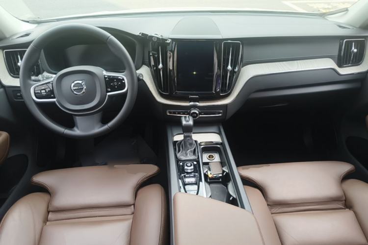 Used Volvo XC60 2020 T5 4x4 Smart Luxury Edition Center Console