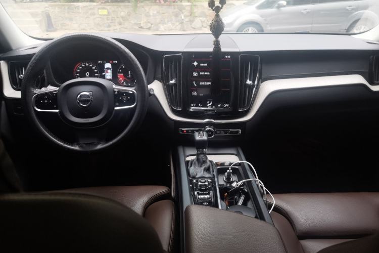 Used Volvo XC60 2020 T5 4x4 Smart Luxury Edition Center Console