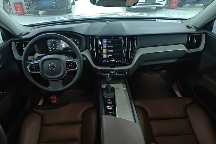 Used Volvo XC60 2020 T5 4x4 Smart Luxury Edition Center Console