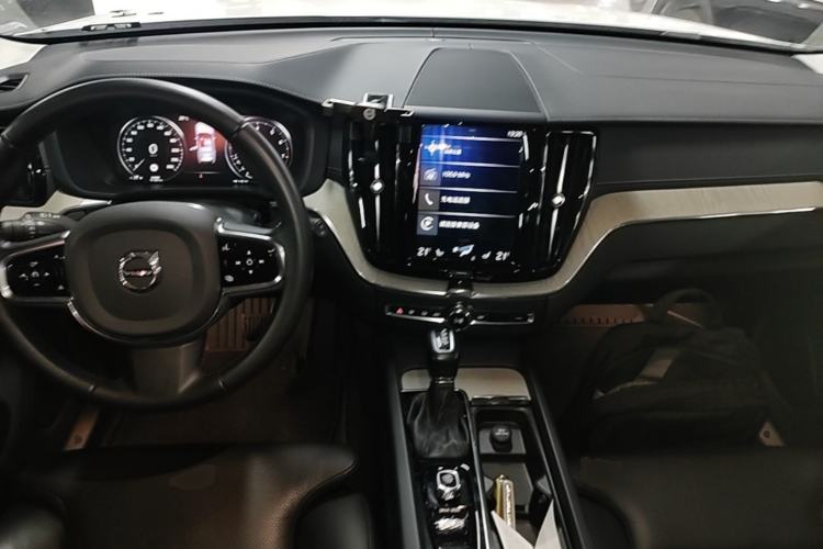 Used Volvo XC60 2020 T5 4x4 Smart Luxury Edition Center Console