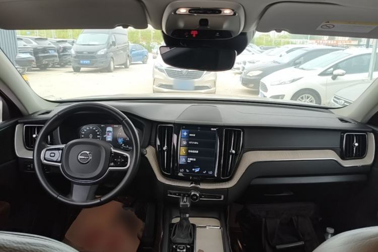 Used Volvo XC60 2020 T5 4x4 Smart Luxury Edition Center Console