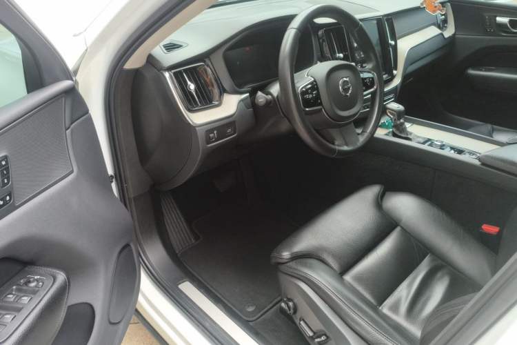 Used Volvo XC60 2020 T5 4x4 Smart Luxury Edition Driver Seat