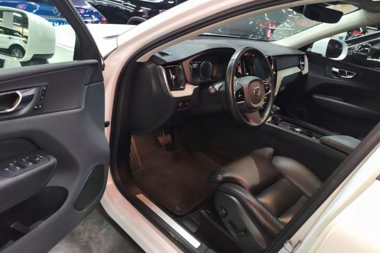 Used Volvo XC60 2020 T5 4x4 Smart Luxury Edition Driver Seat