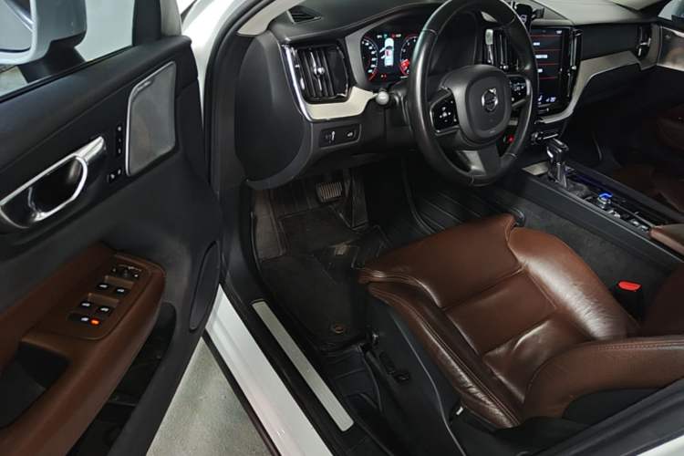 Used Volvo XC60 2020 T5 4x4 Smart Luxury Edition Driver Seat