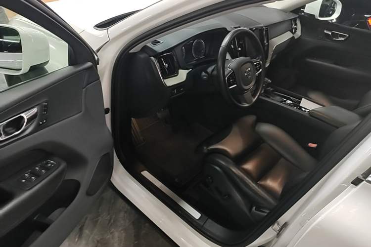 Used Volvo XC60 2020 T5 4x4 Smart Luxury Edition Driver Seat