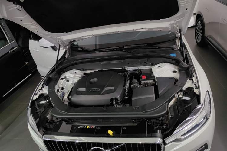 Used Volvo XC60 2020 T5 4x4 Smart Luxury Edition Engine Bay