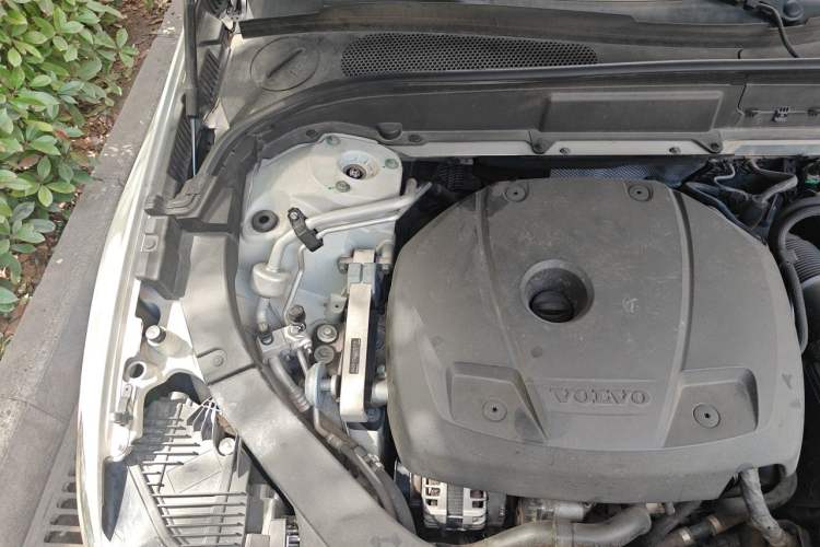 Used Volvo XC60 2020 T5 4x4 Smart Luxury Edition Engine Bay Right