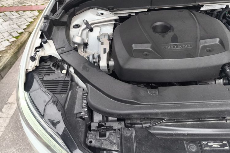 Used Volvo XC60 2020 T5 4x4 Smart Luxury Edition Engine Bay Right