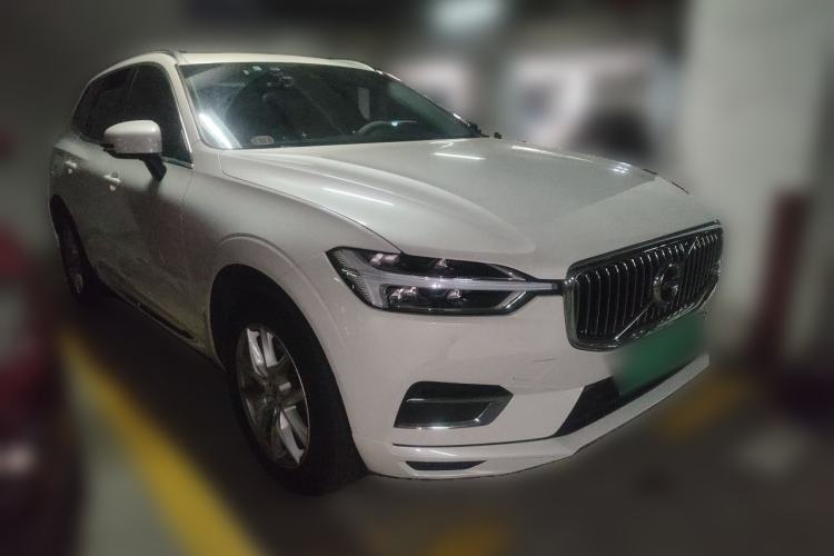 Used Volvo XC60 2020 T5 4x4 Zhiyi Luxury Edition Front Right 45 Deg