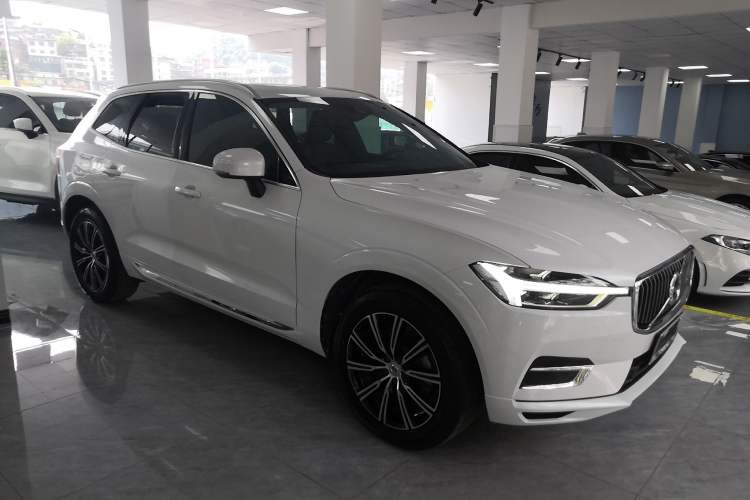 Used Volvo XC60 2020 T5 4x4 Smart Luxury Edition Front Right 45 Deg
