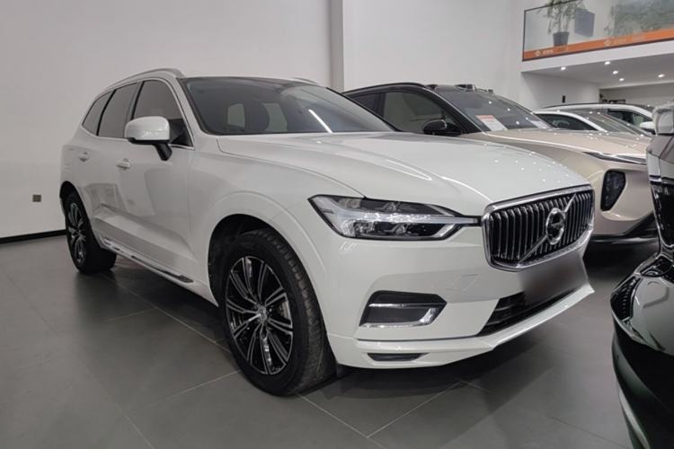 Used Volvo XC60 2020 T5 4x4 Smart Luxury Edition Front Right 45 Deg