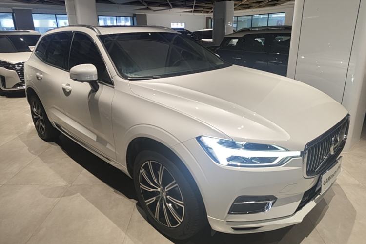Used Volvo XC60 2020 T5 4x4 Smart Luxury Edition Front Right 45 Deg