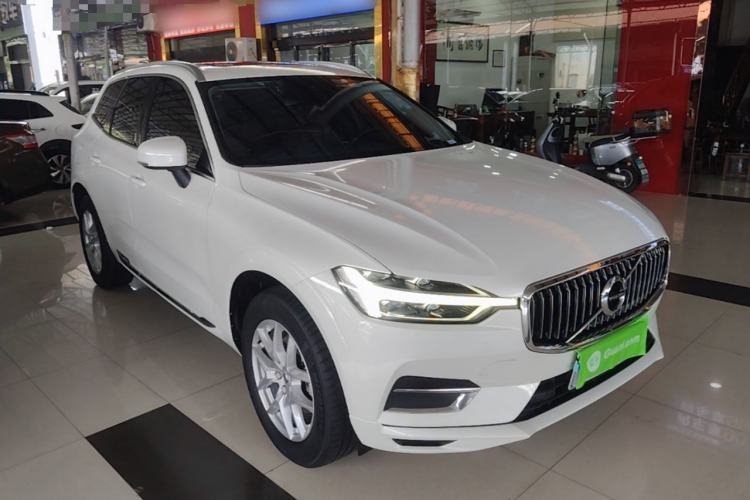 Used Volvo XC60 2020 T5 4x4 Zhiyi Luxury Edition Front Right 45 Deg