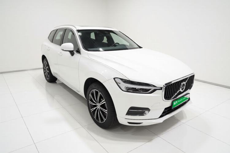 Used Volvo XC60 2020 T5 4x4 Smart Luxury Edition Front Right 45 Deg