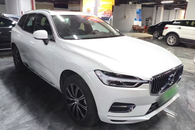 Used Volvo XC60 2020 T5 4x4 Smart Luxury Edition Front Right 45 Deg