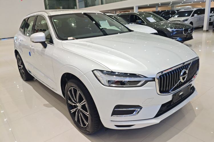 Used Volvo XC60 2020 T5 4x4 Smart Luxury Edition Front Right 45 Deg