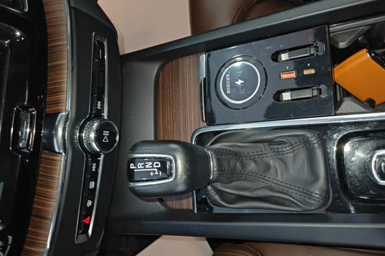 Used Volvo XC60 2020 T5 4x4 Smart Luxury Edition Gear Lever