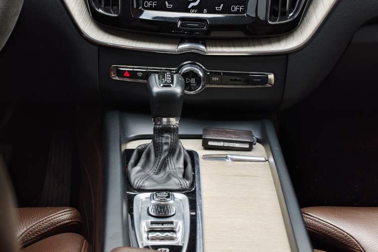 Used Volvo XC60 2020 T5 4x4 Smart Luxury Edition Gear Lever